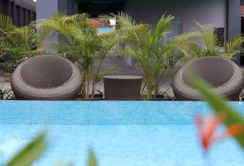 Hotel Front One Inn Kediri