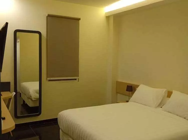 Hotel Front One Inn Kediri