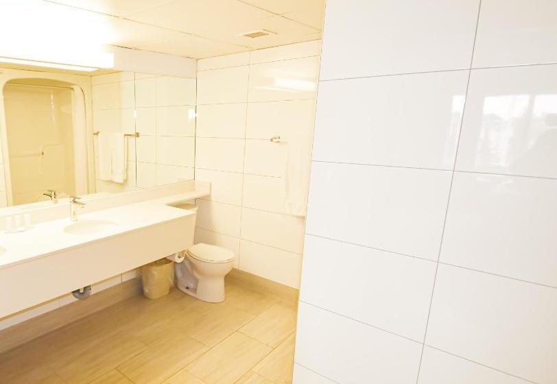 هتل Canad Inns Destination Centre Club Regent Casino