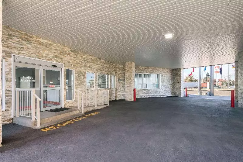 호텔 Econo Lodge Inn & Suites