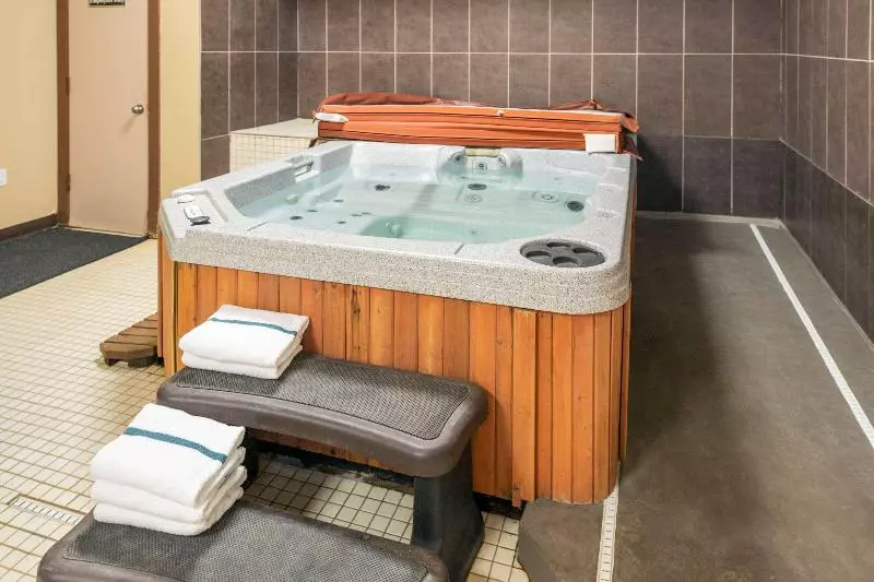 호텔 Econo Lodge Inn & Suites