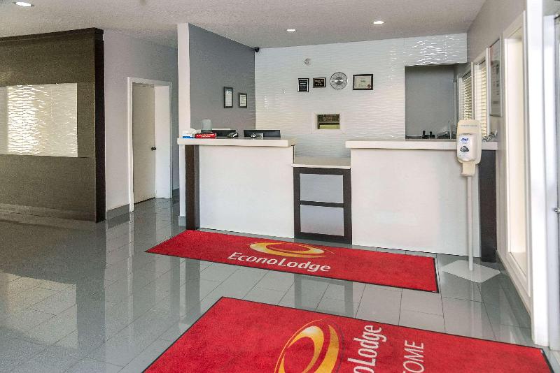 هتل Econo Lodge Inn & Suites