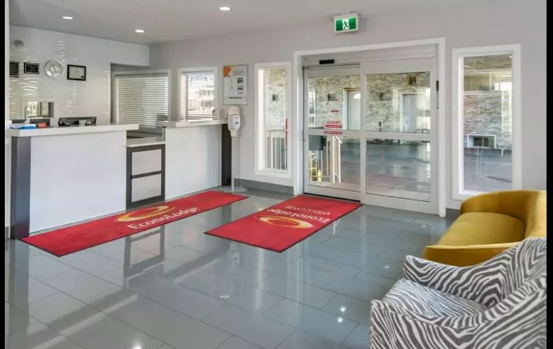 호텔 Econo Lodge Inn & Suites