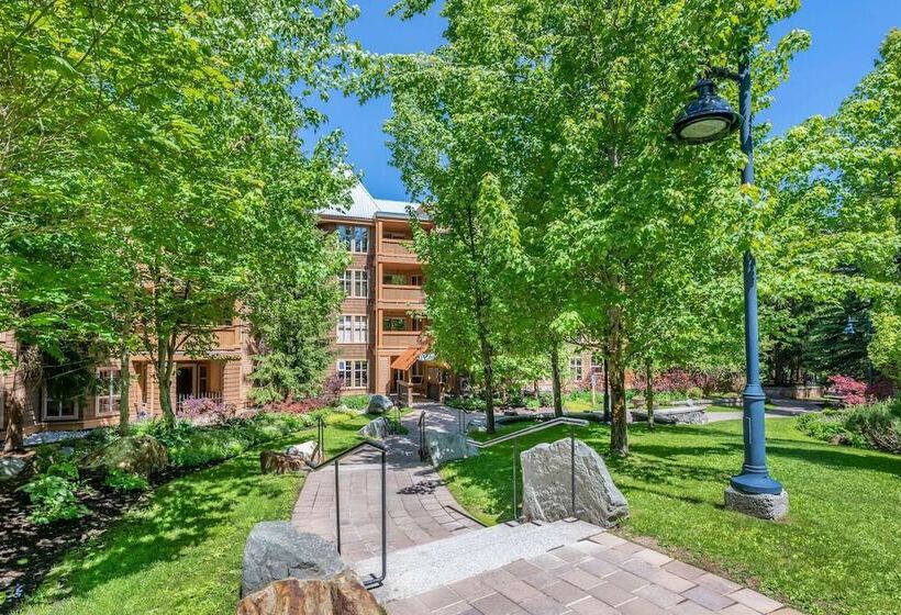 هتل Hilton Grand Vacations Club Whistler