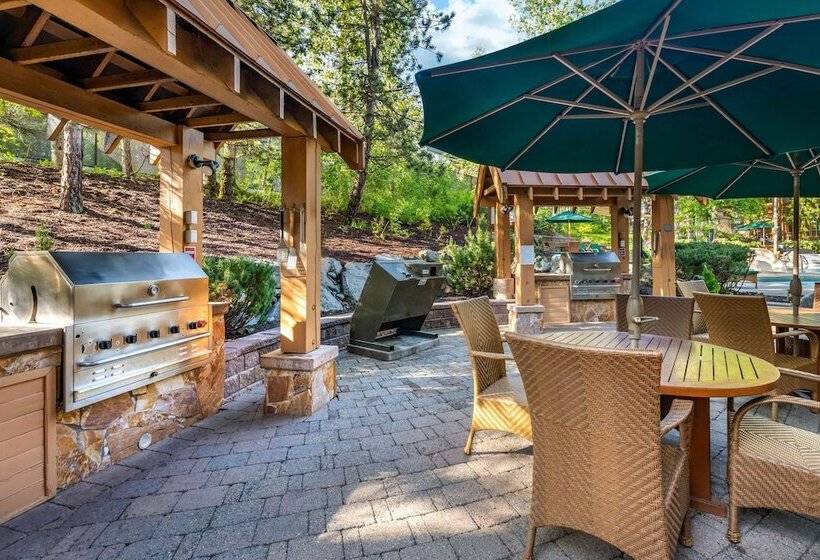 هتل Hilton Grand Vacations Club Whistler