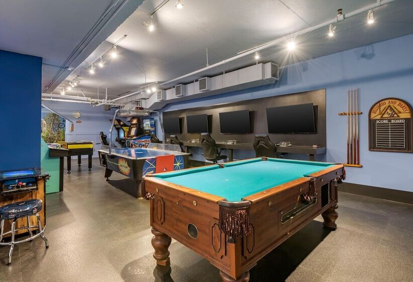 هتل Hilton Grand Vacations Club Whistler