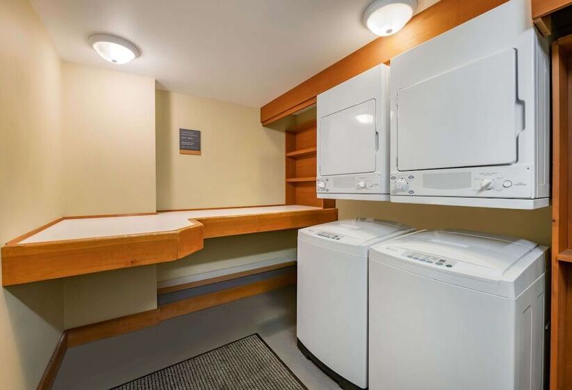 هتل Hilton Grand Vacations Club Whistler