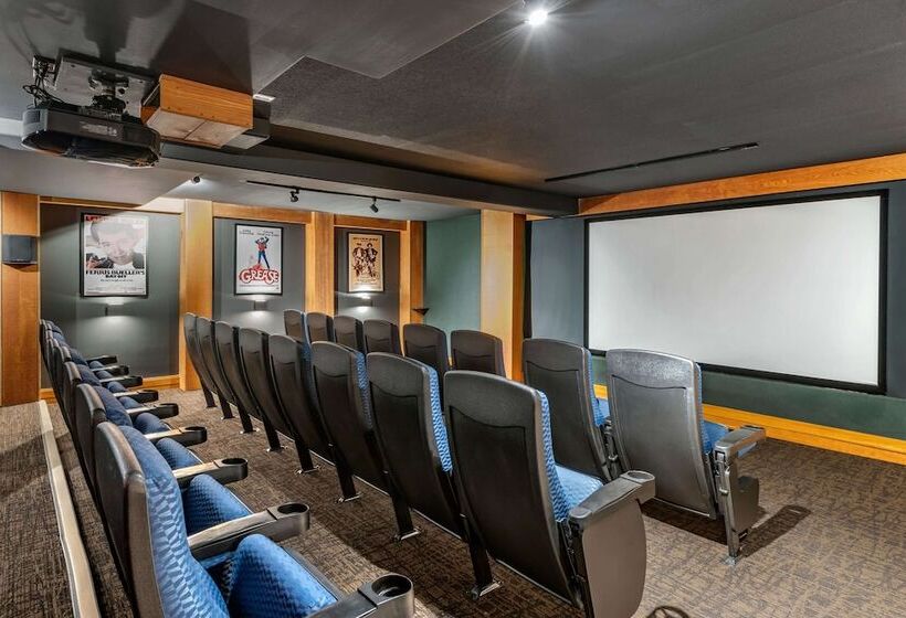 هتل Hilton Grand Vacations Club Whistler