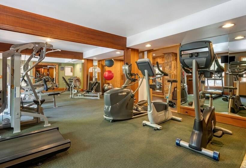 هتل Hilton Grand Vacations Club Whistler