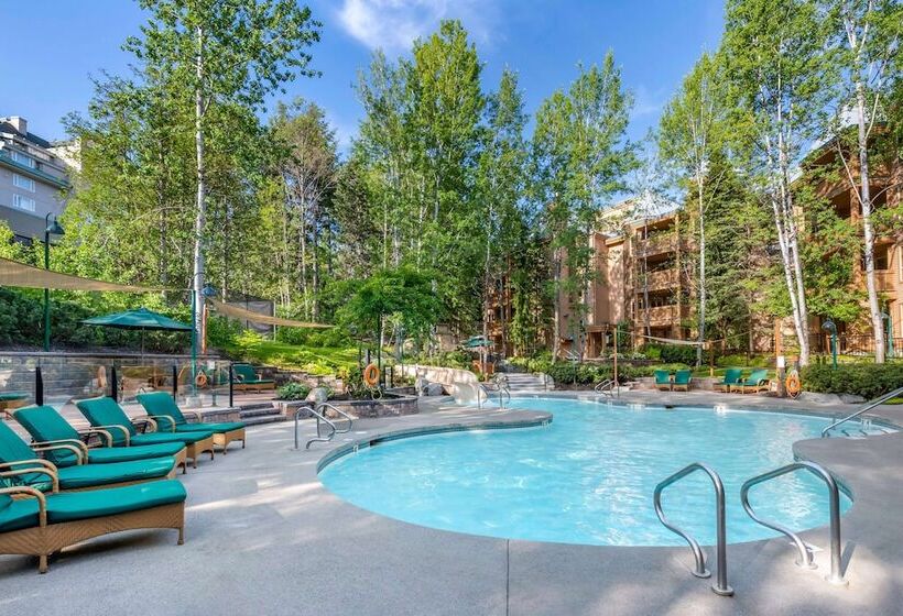 هتل Hilton Grand Vacations Club Whistler