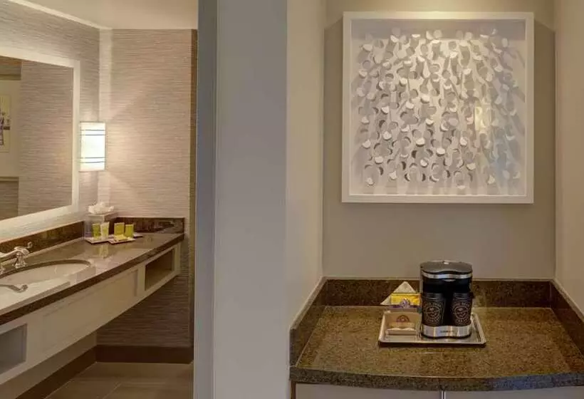 هتل Hilton Virginia Beach Oceanfront