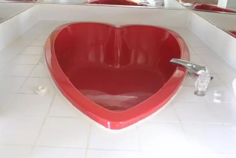 هتل Niagara Inn & Suites