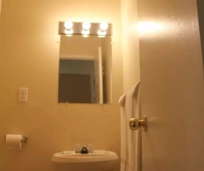 هتل Niagara Inn & Suites