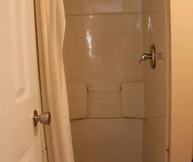 هتل Niagara Inn & Suites