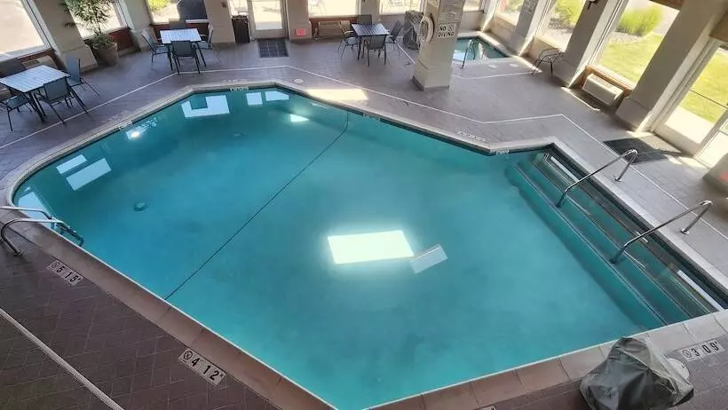 호텔 Ten Pin Inn & Suites