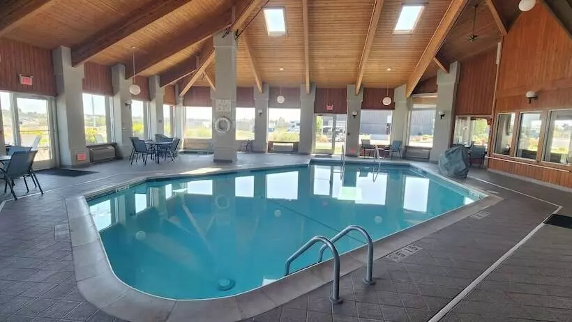 호텔 Ten Pin Inn & Suites