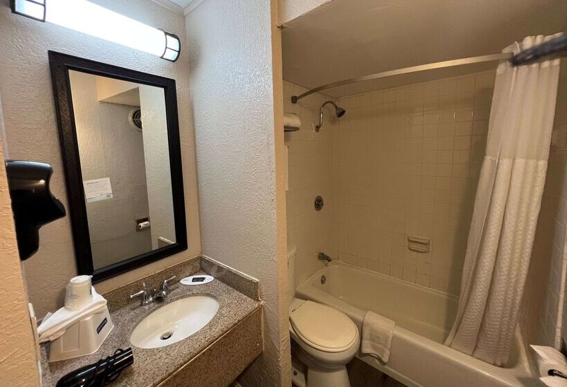 فندق Travelodge By Wyndham Aberdeen