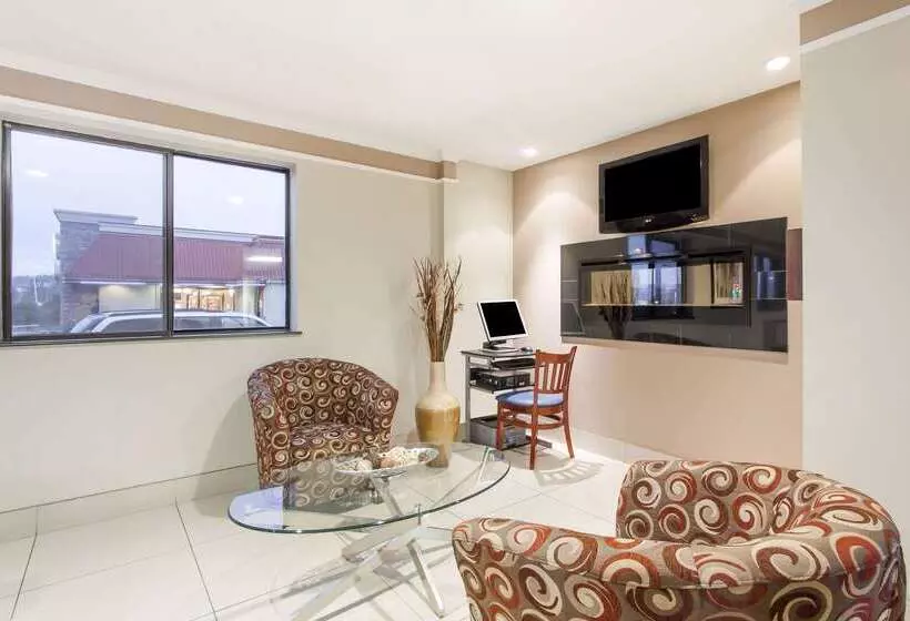 Motel Super 8 By Wyndham Kamloops On The Hill