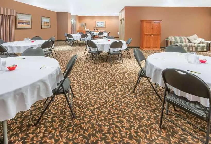 모텔 Super 8 By Wyndham Three Hills Ab