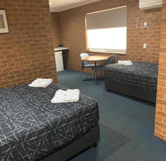 モーテル Colonial Motor Inn