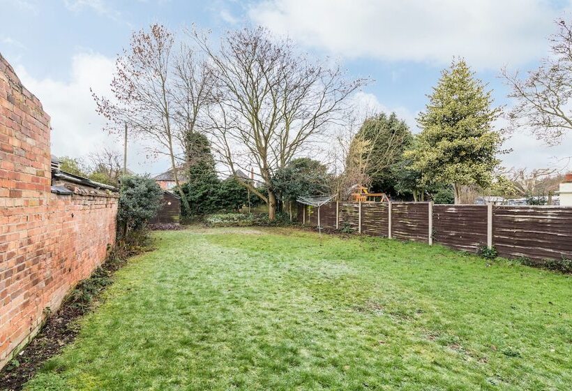 پانسیون 30 Charnwood Avenue