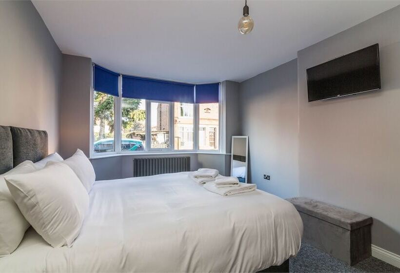 پانسیون 30 Charnwood Avenue