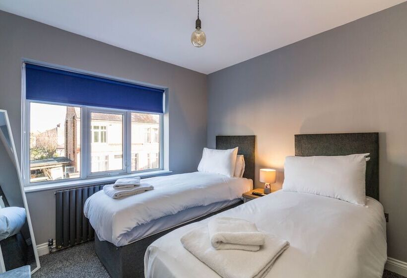 پانسیون 30 Charnwood Avenue