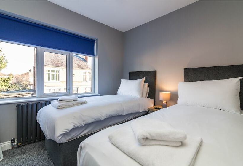 پانسیون 30 Charnwood Avenue