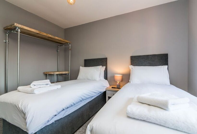 پانسیون 30 Charnwood Avenue