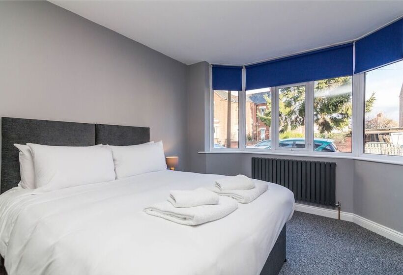 پانسیون 30 Charnwood Avenue