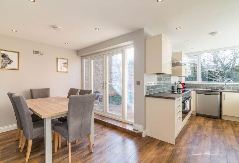 پانسیون 30 Charnwood Avenue