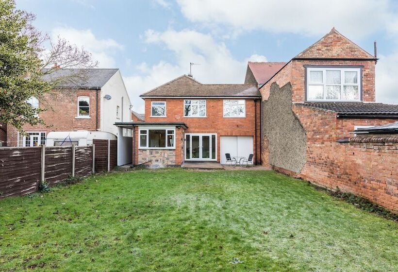 پانسیون 30 Charnwood Avenue