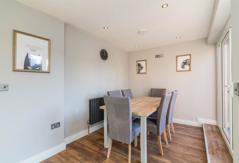 پانسیون 30 Charnwood Avenue