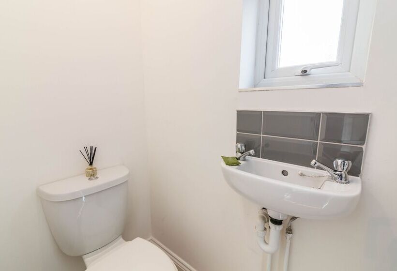 پانسیون 30 Charnwood Avenue