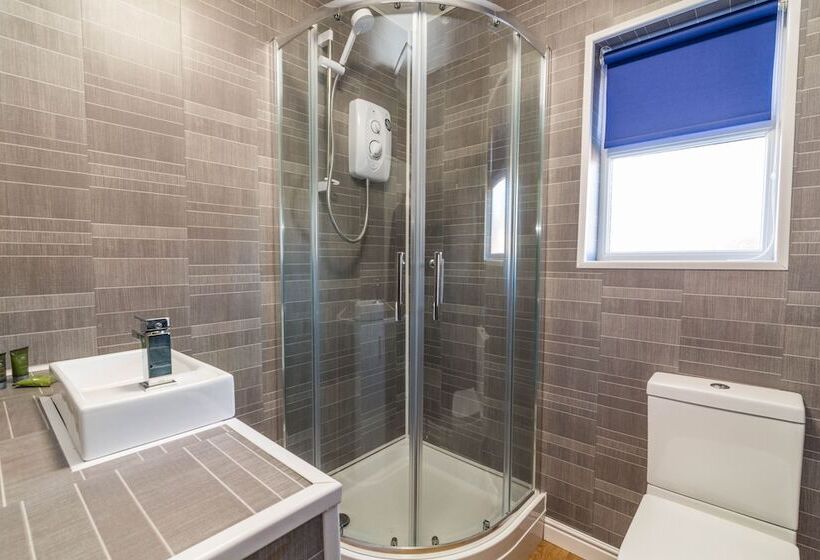 پانسیون 30 Charnwood Avenue