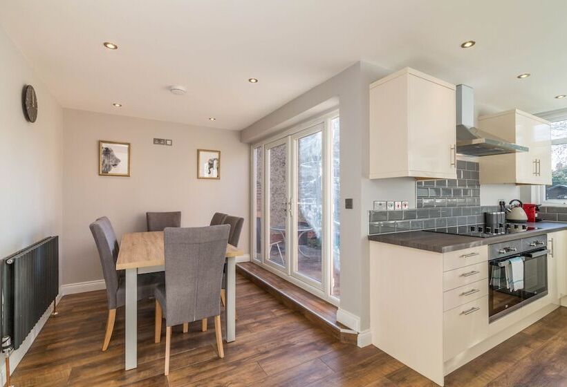 پانسیون 30 Charnwood Avenue