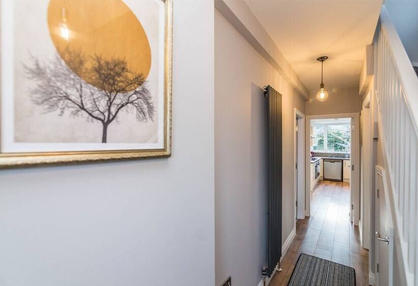 پانسیون 30 Charnwood Avenue