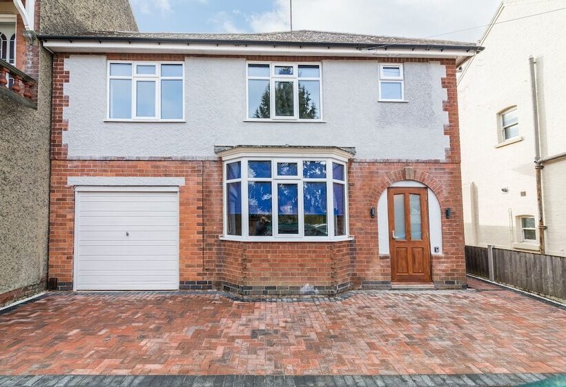 پانسیون 30 Charnwood Avenue