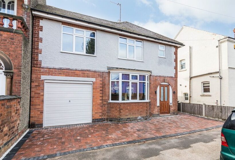 پانسیون 30 Charnwood Avenue