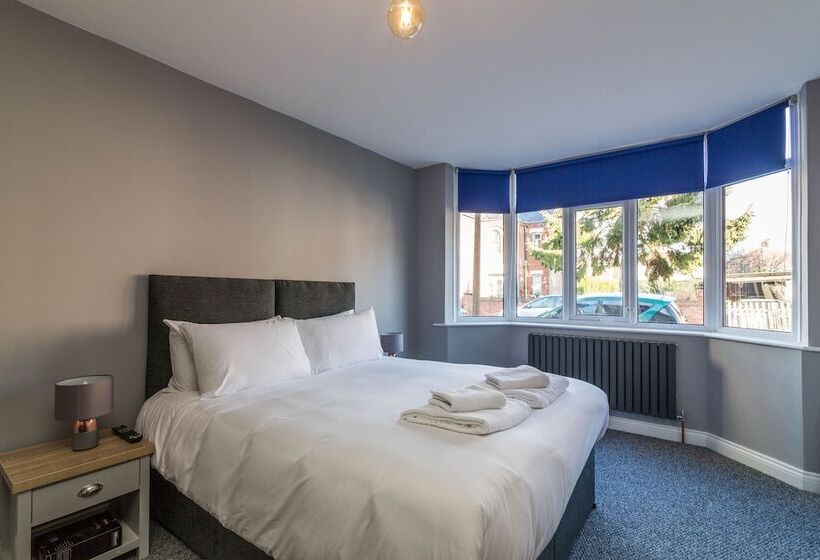 پانسیون 30 Charnwood Avenue