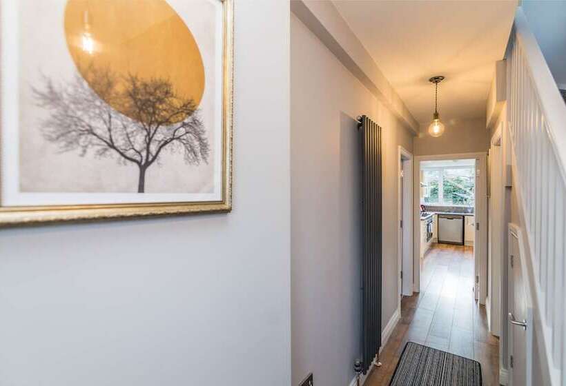 پانسیون 30 Charnwood Avenue