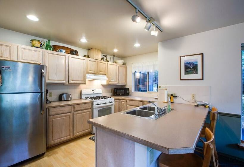 19mbr   Hot Tub   Sauna   Bbq   Pets Ok   Wifi   Sleeps 10