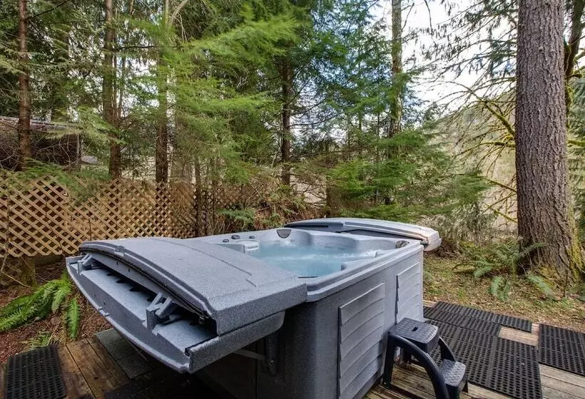 19mbr   Hot Tub   Sauna   Bbq   Pets Ok   Wifi   Sleeps 10