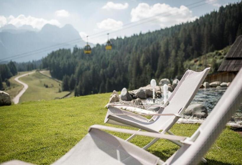 Surega   Idyllic Farmhouse