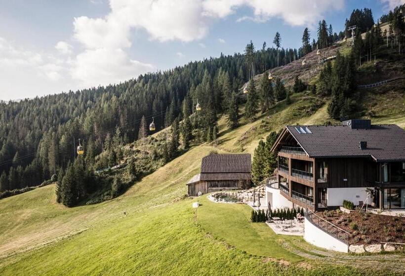 Surega   Idyllic Farmhouse