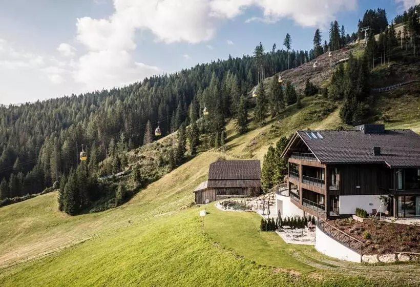 Surega   Idyllic Farmhouse