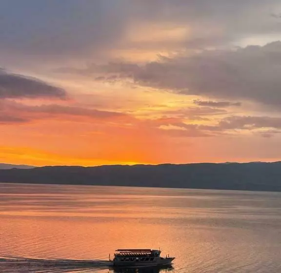 هتل Lago