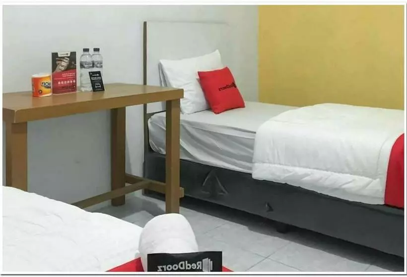 ホテル Reddoorz @ Simpang Pos Medan
