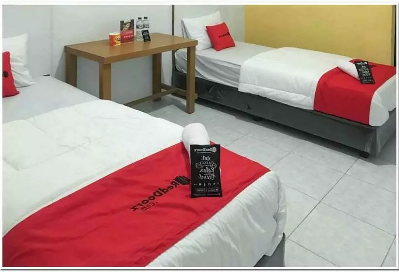 ホテル Reddoorz @ Simpang Pos Medan