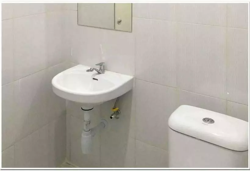 ホテル Reddoorz @ Simpang Pos Medan